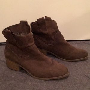 Merona Sawyer Booties in olive green